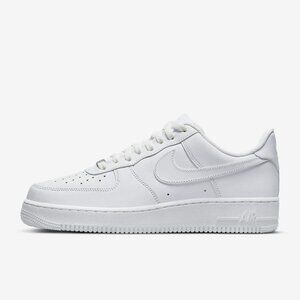 Men’s 8.5 White Nike Air Force 1’07 (Never Worn Before)